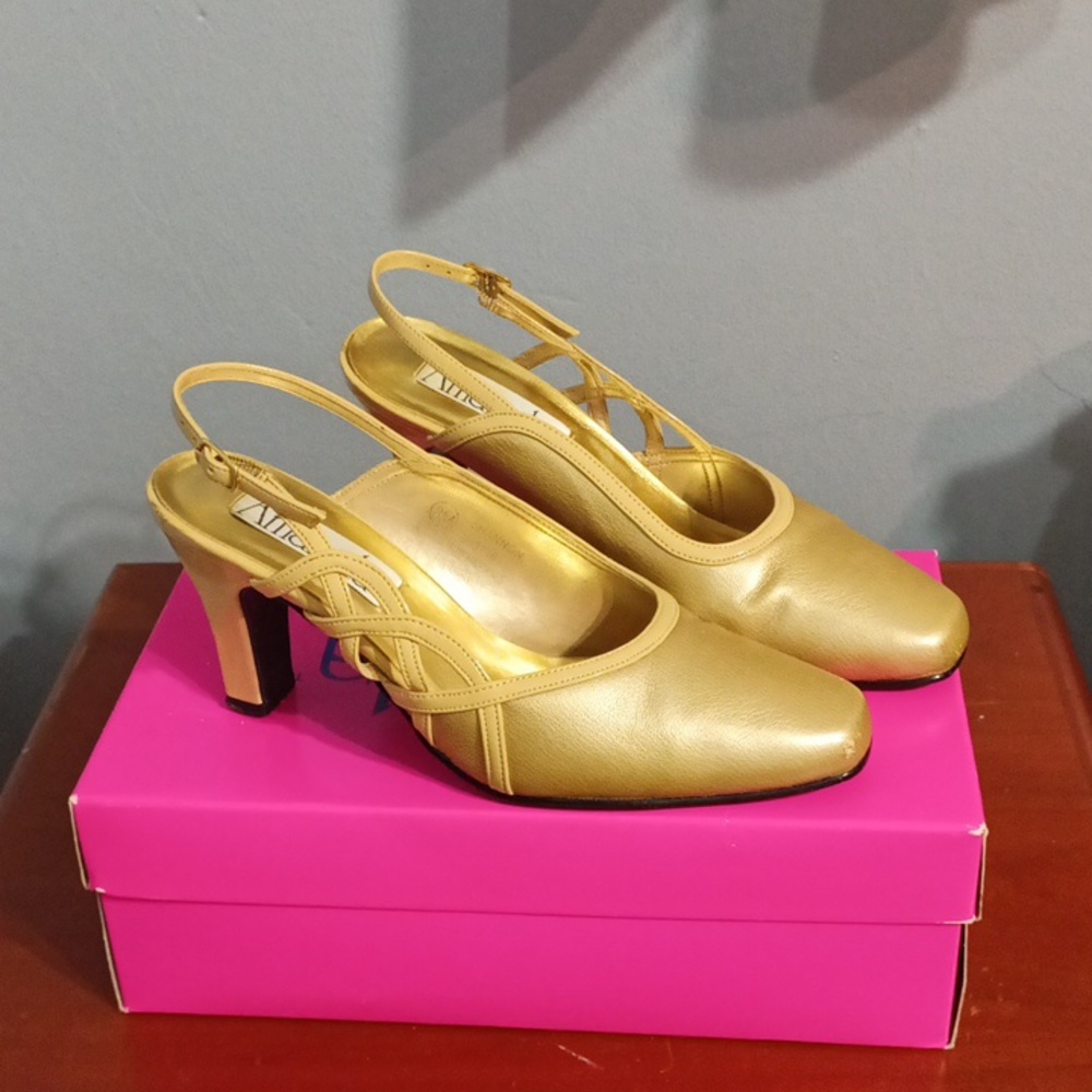 Amanda shannon gold and tan paten 8m all man made material